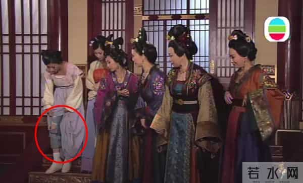 《宫心计》花絮曝光,陈豪自己补妆,杨怡戏服下的破洞牛仔裤亮了