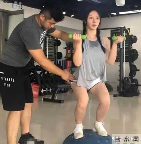 柳岩双腿瘦成竹竿,不再性感美艳的她,却终于抬起了头