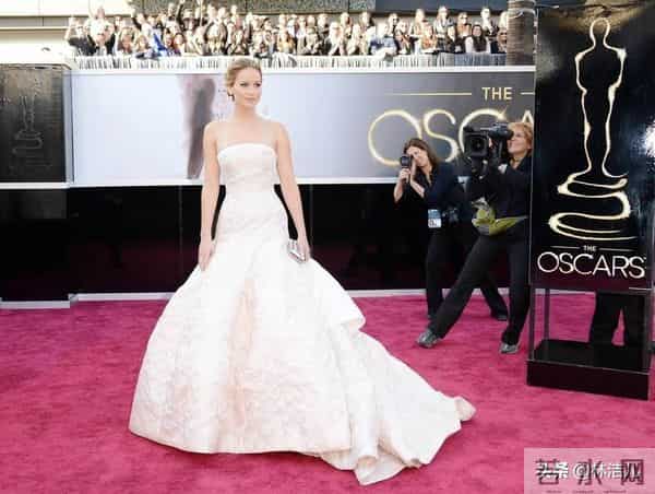 10年来,谁是奥斯卡红毯最佳造型?“大表姐”一摔抢去了所有风头