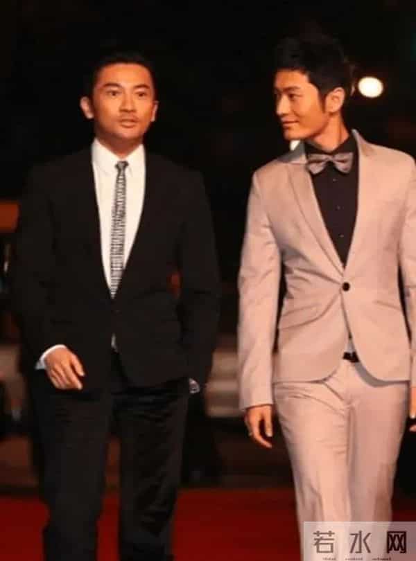 矮个男星虚报身高，穿高跟鞋、踩箱子，跟女明星同框就原形毕露