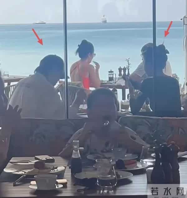 恋情曝光24小时，胡彦斌带易梦玲观海吃饭，两人各看手机不受影响