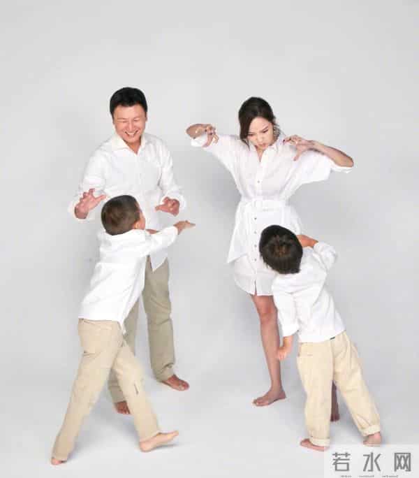 侯佩岑晒一家四口全家福,和老公穿情侣装太般配!配文被赞高情商