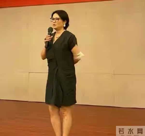 袁立到底经历了啥?脖子肉层叠腰身圆滚似大妈,把口罩套在胳膊上