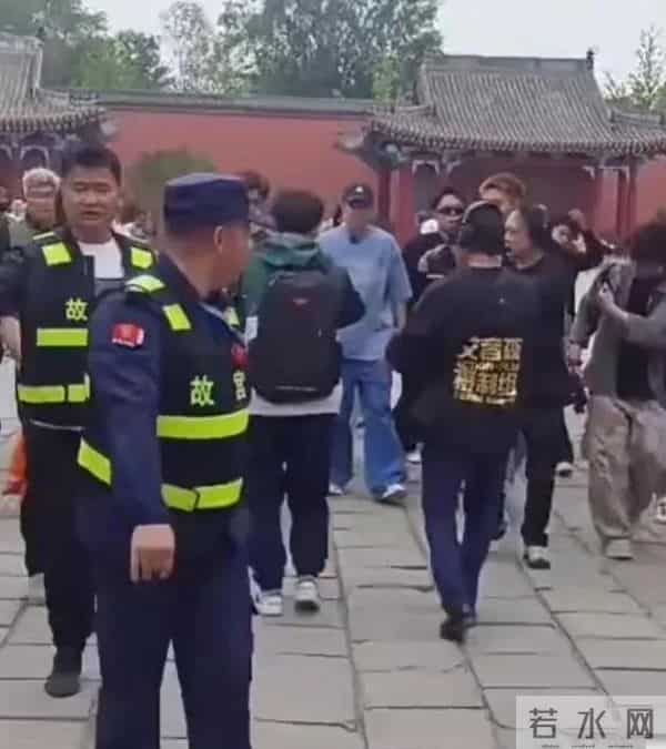 44岁小沈阳现身故宫，没人认识还找三个保镖清道 网友嘲讽：谱真大