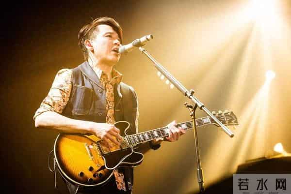 陶喆被曝再出轨？深夜与一短裙女子举止亲密，一路牵手关怀备至