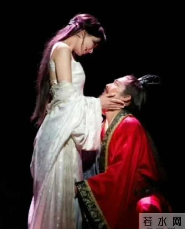 林志玲和黑泽良平合作的话剧《赤壁》，两人这时候开始有感情的吧