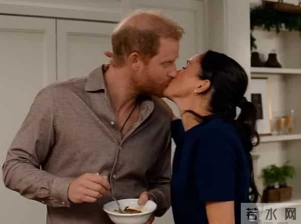 威廉王子在皇家综艺汇演前对凯特做出亲密举动被拍到,画面曝光