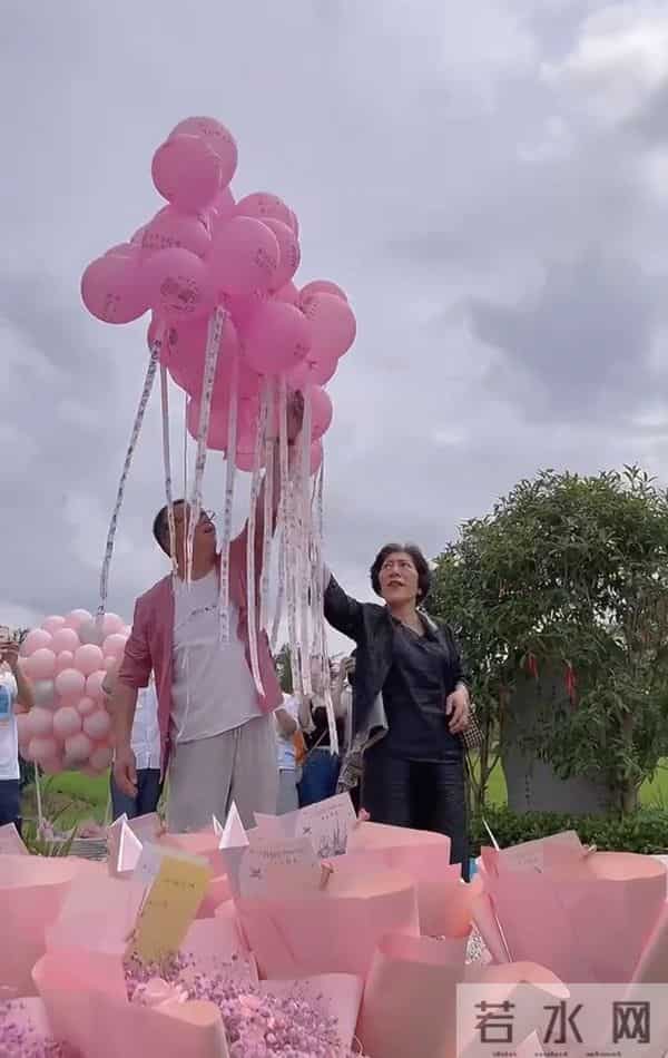 乔任梁迎34岁冥诞,父母放飞气球为其庆生,现场浪漫却惹人落泪