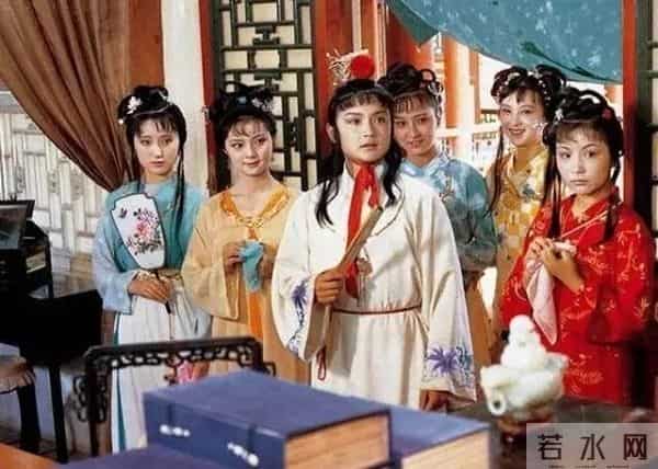 他因为长得丑，饰演了87版《红楼梦》的贾环，今成斯文儒雅萌大叔