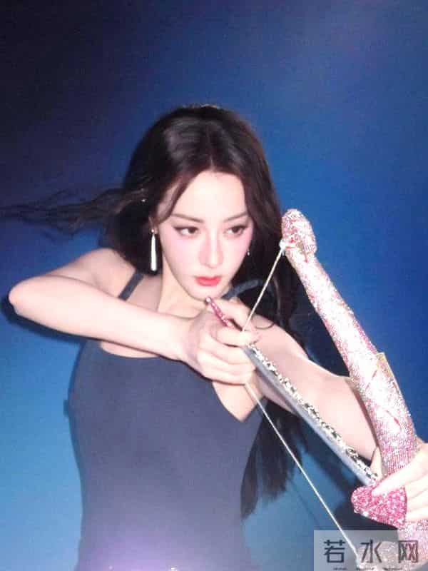 央视当众夸赞“好绝”，33岁迪丽热巴官宣好消息，杨幂说对了！