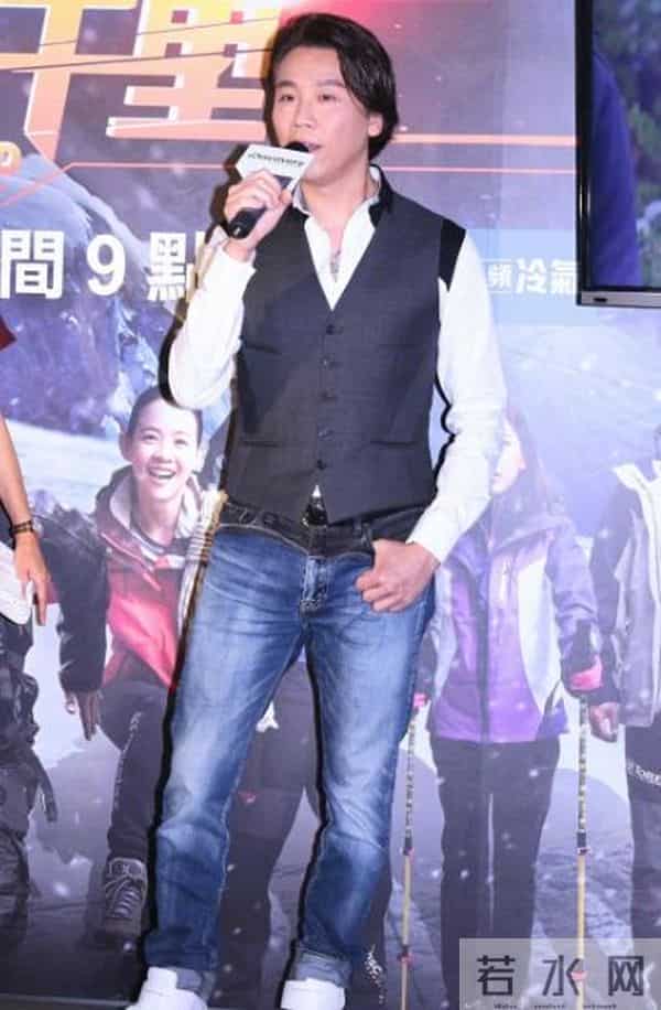 陶喆被曝再出轨？深夜与一短裙女子举止亲密，一路牵手关怀备至