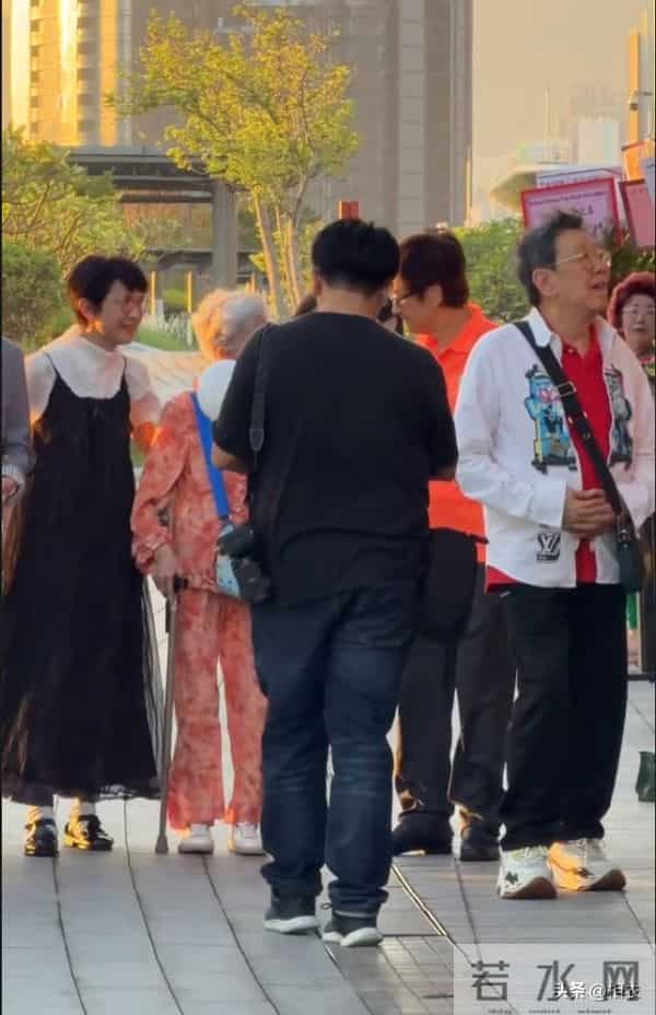 老戏骨同框合影，75岁邵音音整容脸太抢镜，遭嘲多年依然自信大方