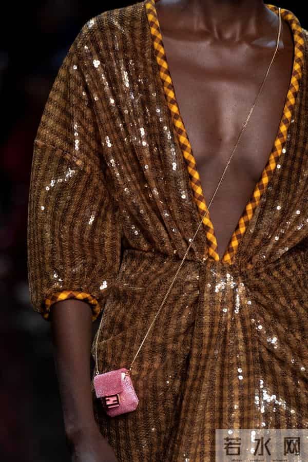 让她们美出天际的包包，居然赢在一根“条”上？