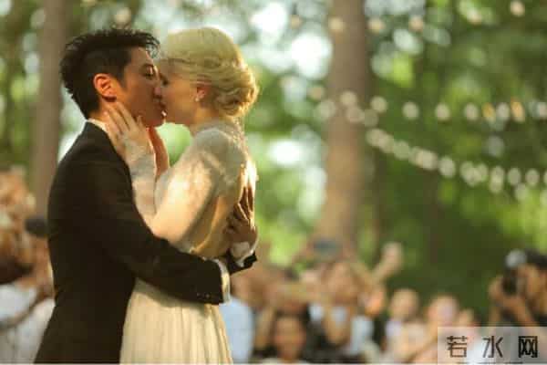 章子怡汪峰晒幸福与撒贝宁“低调”婚礼能看出什么？