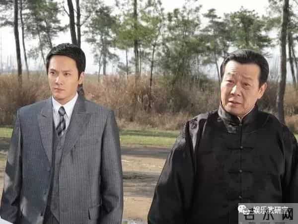 出生军人家庭,出道就演男一号,一夫两妻多年,儿子帅气长这样