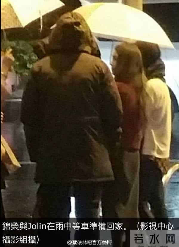 蔡依林与男友锦荣一起看演唱会 不知为何关闭了微博评论