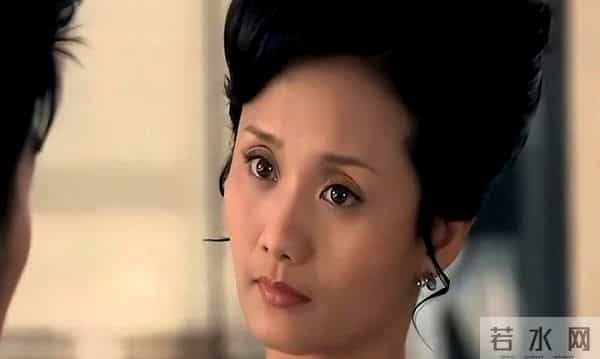 初代国模李颖近况：脸垮肉松长满头白发，穿深V被嘲“为老不尊”