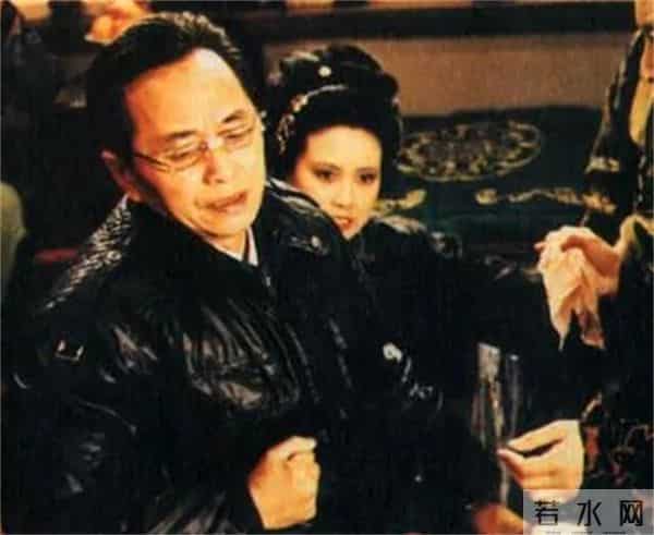 他因为长得丑，饰演了87版《红楼梦》的贾环，今成斯文儒雅萌大叔