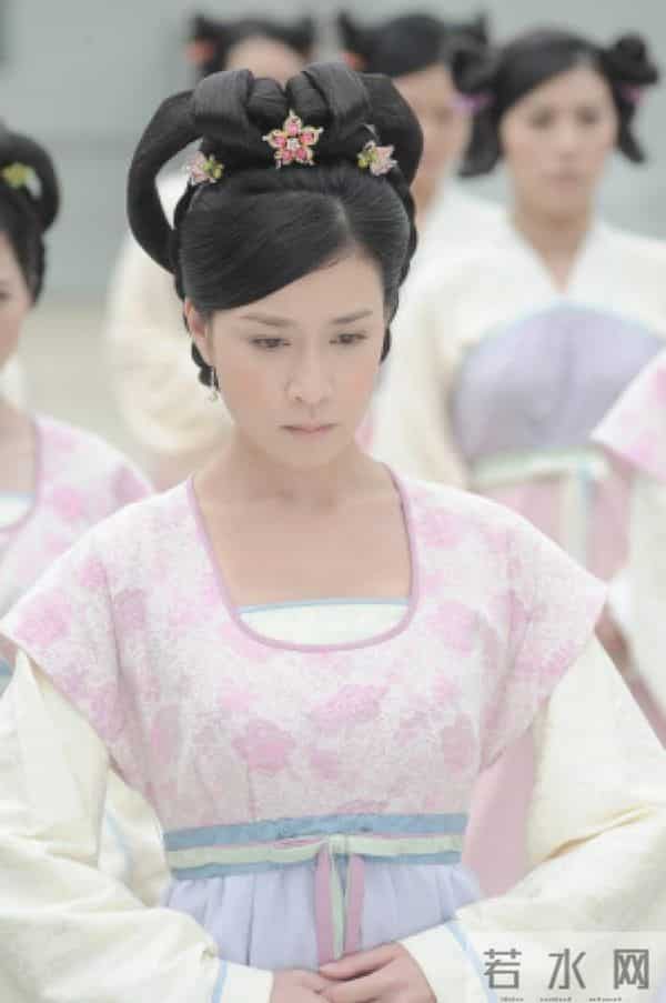 《宫心计》花絮曝光,陈豪自己补妆,杨怡戏服下的破洞牛仔裤亮了