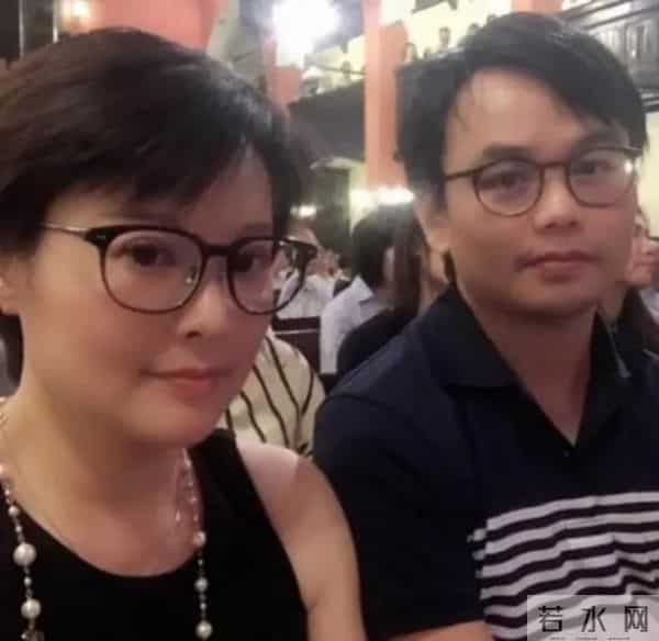 袁立到底经历了啥?脖子肉层叠腰身圆滚似大妈,把口罩套在胳膊上