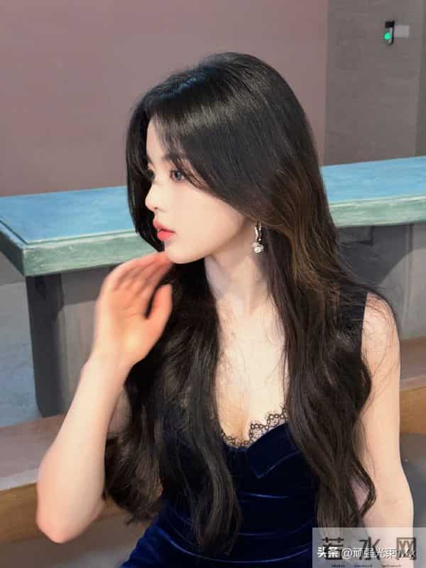 杨超越蕾丝边显得好性感