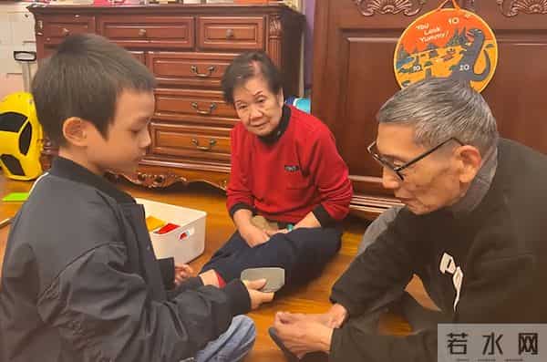 汪涵老婆罕晒儿子，7岁沐沐给妈妈织围巾，游泳获两块奖牌超优秀