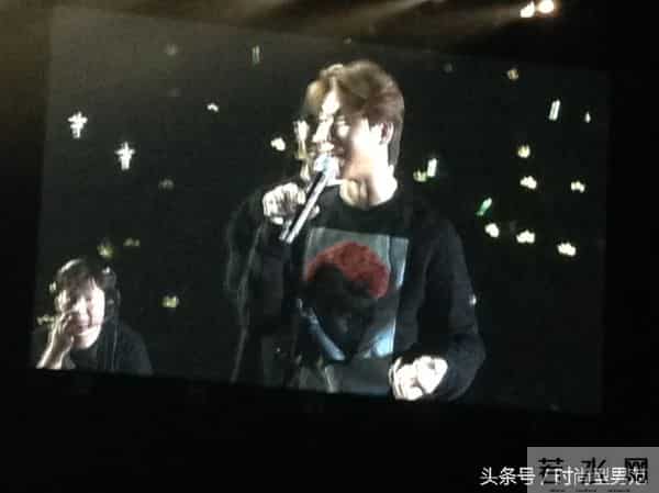 超惊险!BIGBANG大声开唱玩掉麦克风 胜利偷婊T.O.P