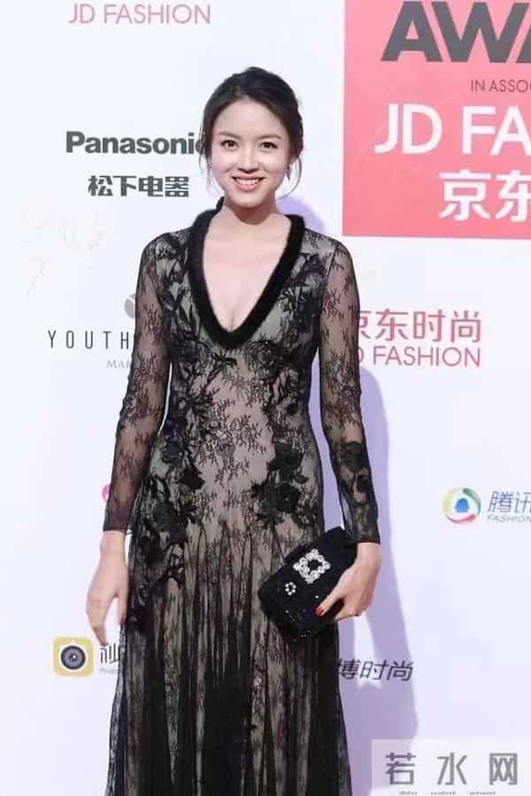 张梓琳不愧是世界小姐,穿黑色蕾丝裙优雅大方,模特身材令人羡慕