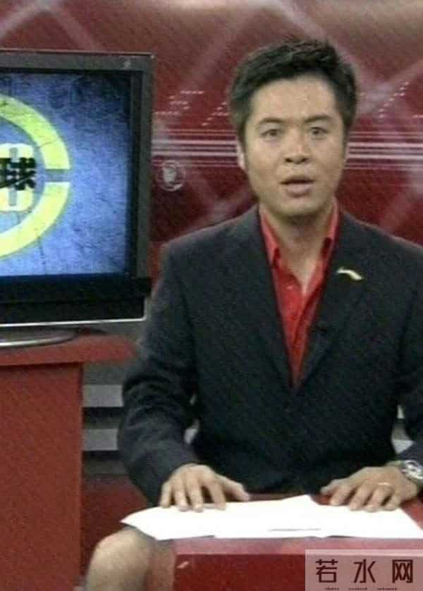 难怪电视里只有上半身,镜头下移后,是不能看的尴尬全景