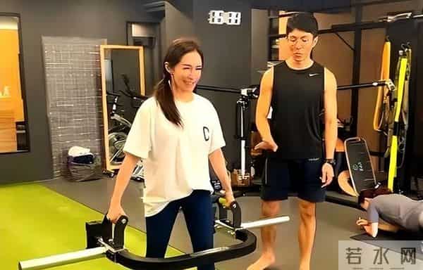 萧亚轩近况引担忧,面相可怖满是疲惫,网友猜测与她丰富情史有关