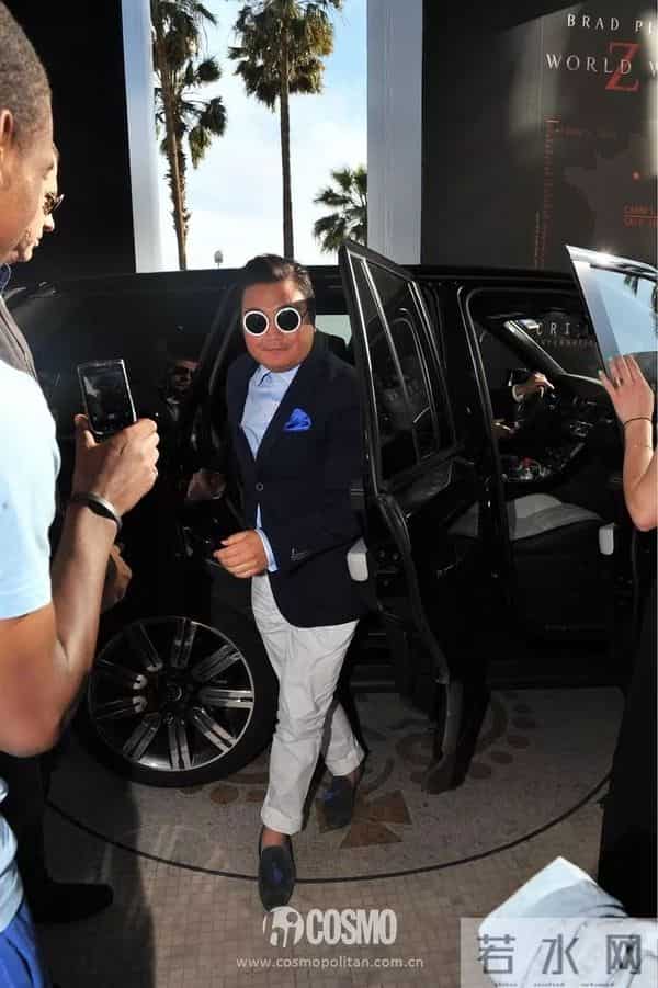 OMG - 把戛纳红毯走成田径比赛,她有真功夫