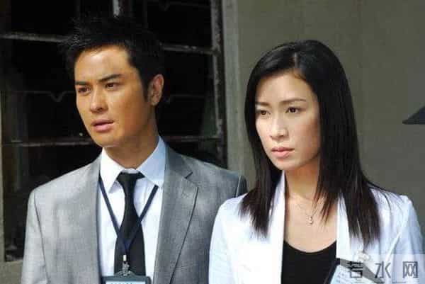 8任女友无缝对接、脚踩多条船,郑嘉颖凭啥能娶到小21岁白富美?