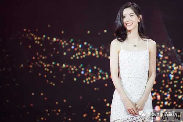 合影被裁？奶茶妹妹的千亿名媛晋级路还有多长？