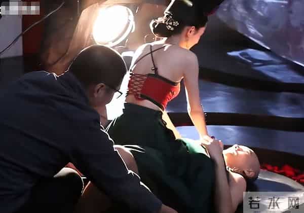 难怪电视里只有上半身,镜头下移后,是不能看的尴尬全景