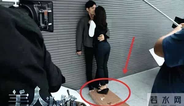 难怪电视里只有上半身,镜头下移后,是不能看的尴尬全景