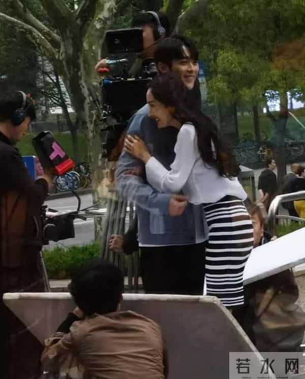 杨幂与许凯拍吻戏害羞笑场 男方拍完即用纸巾擦嘴