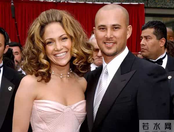 啥叫“老来俏”?全球最性感“臀部”女星50岁第四次订婚!