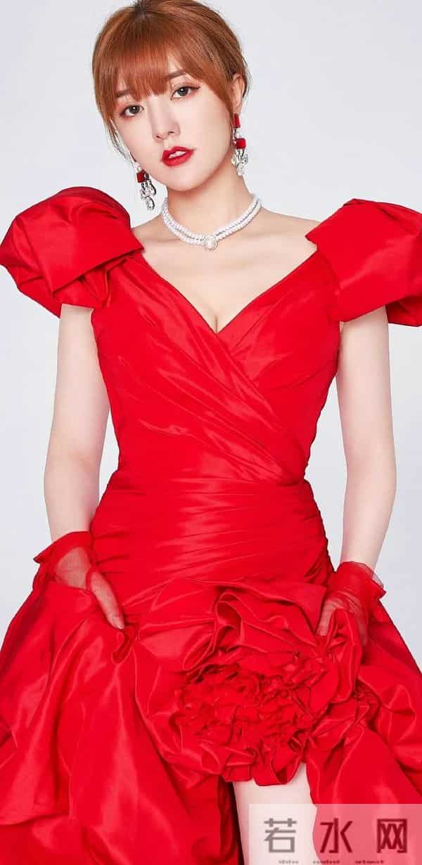 “隐形富婆”阿兰：戴上亿九眼天珠，21岁打败王菲，坐拥亿万身价