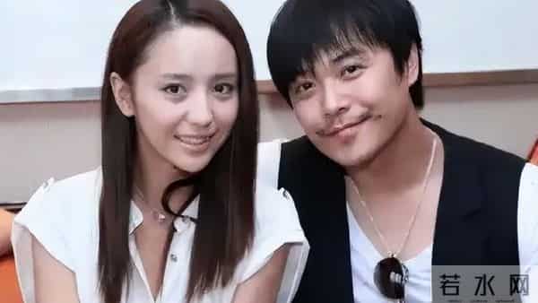 佟丽娅在深圳扫购黄金！头发稀少假发明显，满胳膊黄金手串太吸睛