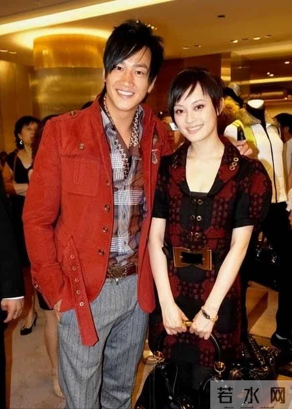 何润东：三次表白孙俪被拒，41岁娶柜姐为妻，恩爱多年无子也幸福