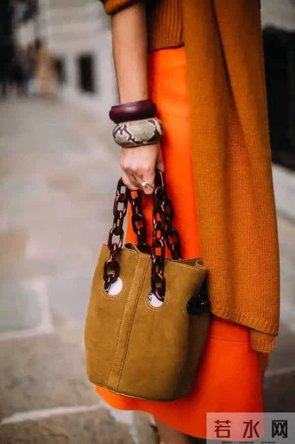 让她们美出天际的包包，居然赢在一根“条”上？