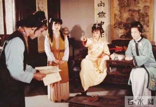 他因为长得丑，饰演了87版《红楼梦》的贾环，今成斯文儒雅萌大叔