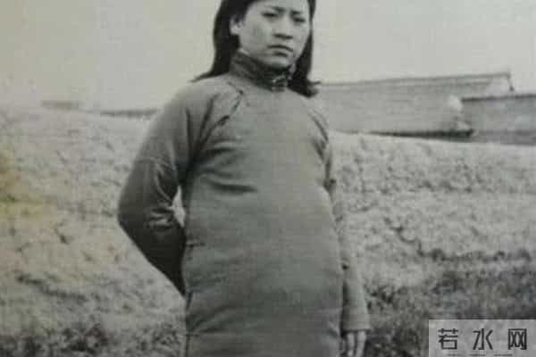 她26岁抱着1岁的女儿走上刑场,22年后,女儿成为了国之栋梁