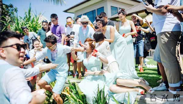 16年后,柳岩被娱乐圈“扒光”的衣服,终于被大鹏一点点穿了回去