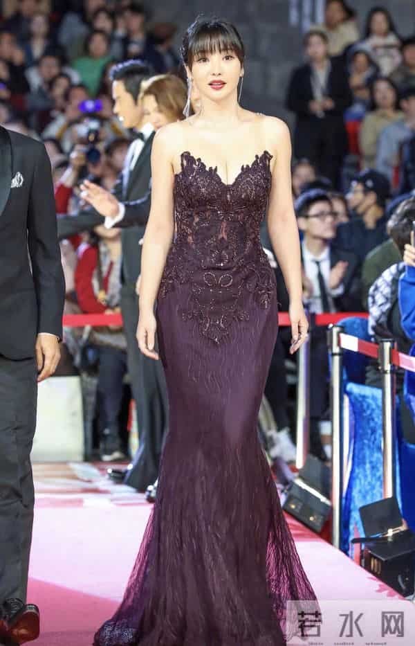 柳岩又“兴风作浪”，穿紧身抹胸鱼尾连衣裙，“尤物身材”太销魂