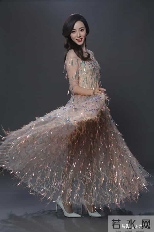 曾经连续八年主持春晚的“央视一姐"她的转身让无数人感到意外。