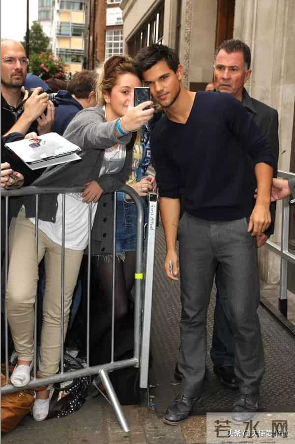 “狼人”泰勒·洛特纳低调订婚,《暮光之城》三主角如今怎样了?