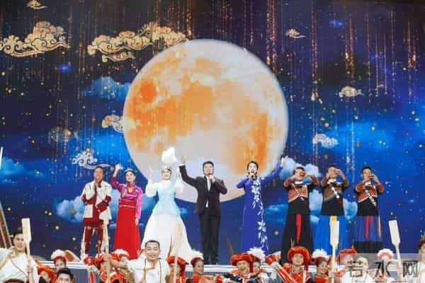 “小仙女”阿兰秀二胡唱藏歌,广东卫视春晚民族风真够浓