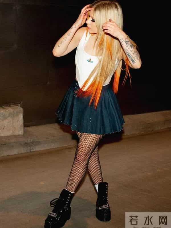 艾薇儿近照曝光，穿黑色网袜大秀美腿，半透视背心显火辣身材