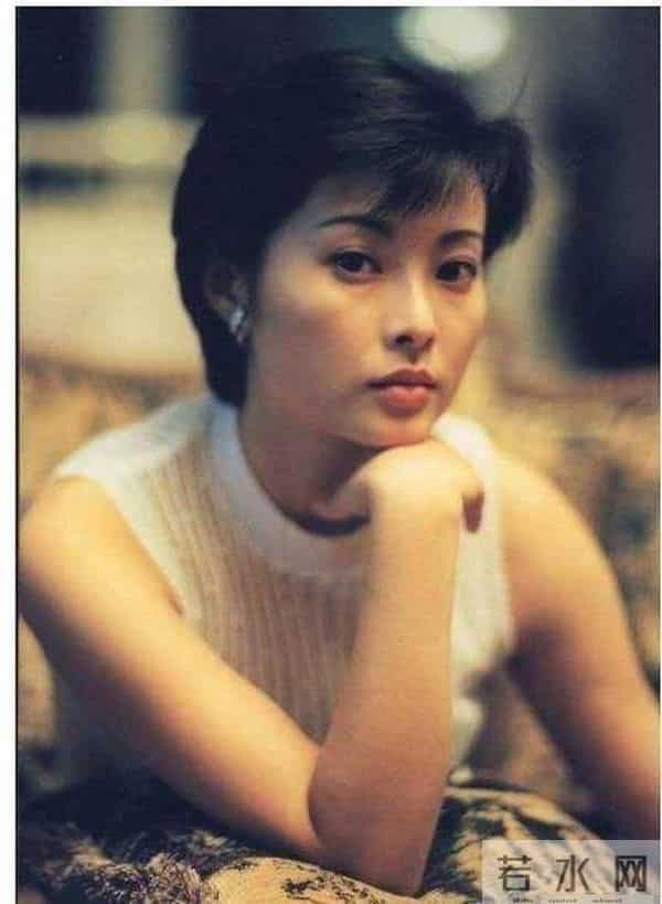 袁立到底经历了啥?脖子肉层叠腰身圆滚似大妈,把口罩套在胳膊上